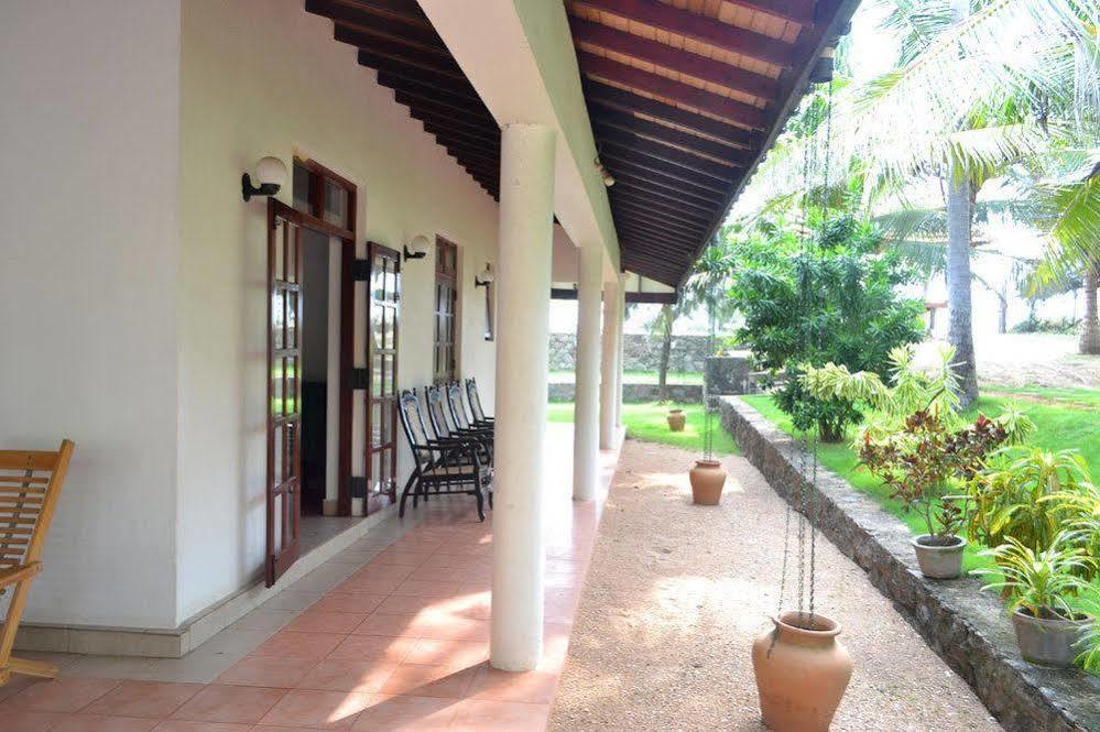 Beach House Negombo Exterior photo